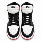 نمای بالا کفش ساق بلند مشکی سفید قرمز مدل Air Jordan 1 در بهمنی شوز قشم