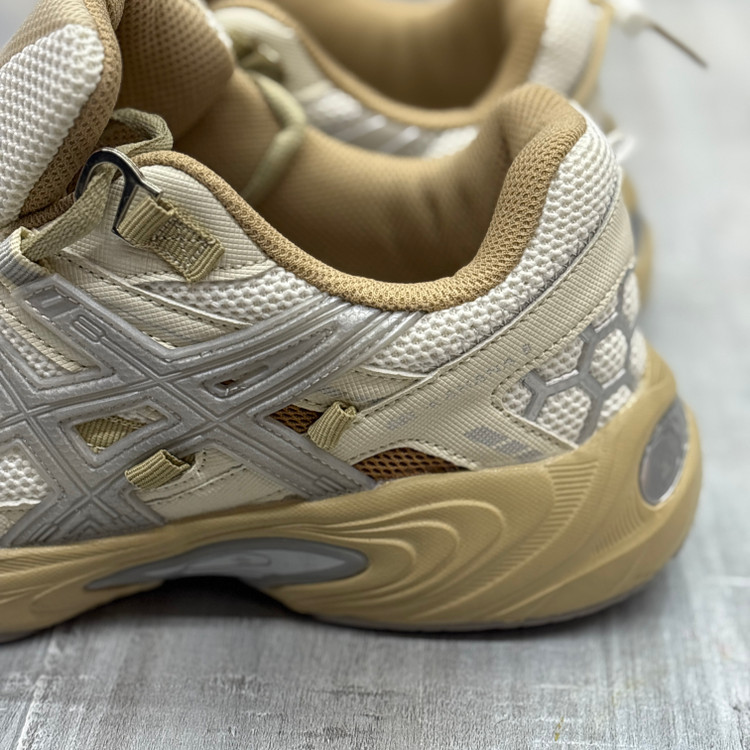 کفش اسپرت آسیکس ASICS کرم در بهمنی شوز قشم